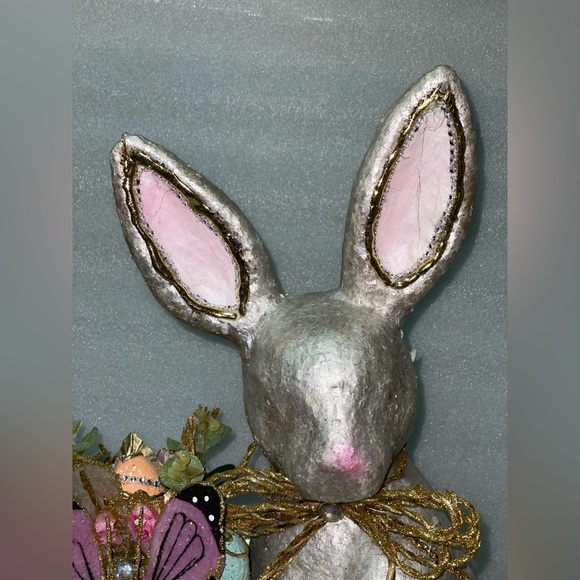 Easter bunny with floral arrangement - Picture 3 of 6